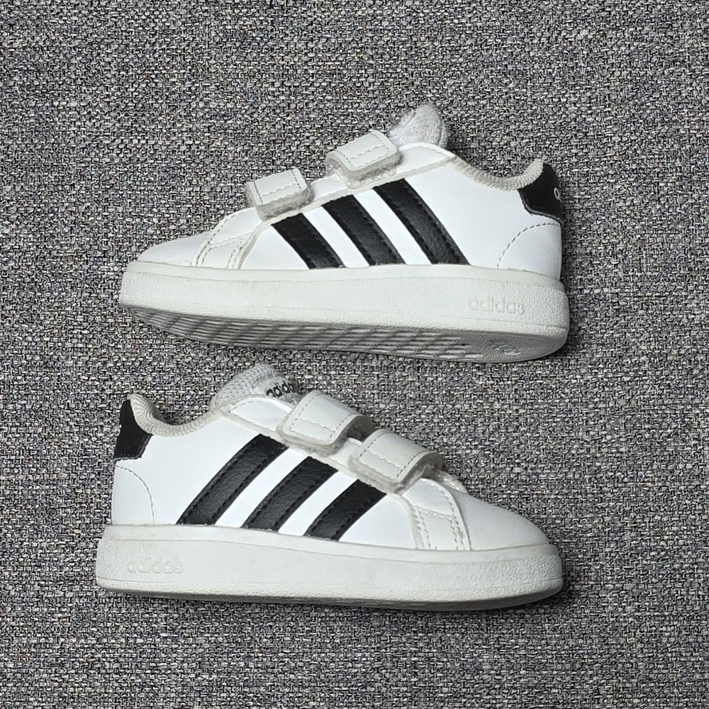 Kids Size 5K Adidas Unisex Sneakers White/Black GW6527 Stripes Straps